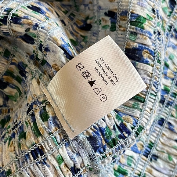 VERONICA BEARD
Averie Printed Smocked Cropped Tank Top - Picture 9 of 9